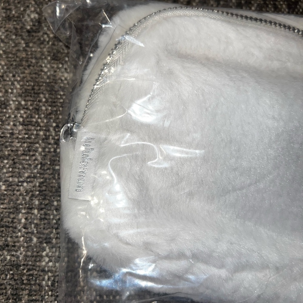 NWT Lululemon Everywhere Belt Bag Plush Fleece -Bone Color - Picture 11 of 11